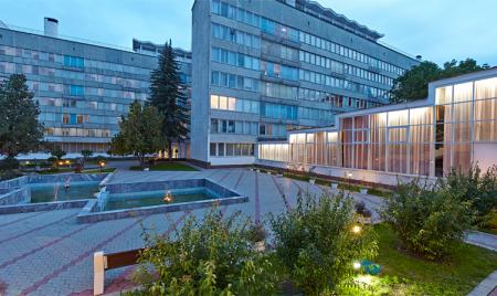 Площадка с фонтаном перед входом