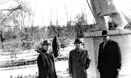 Казачок Г.И. у памятника 1976