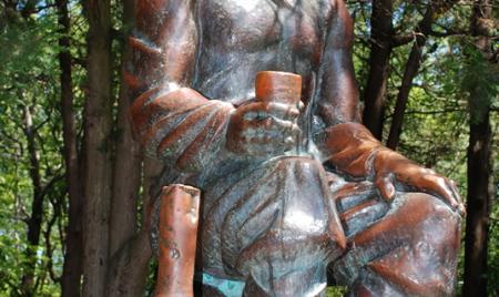 Скульптура напротив Механотерапии г.Ессентуки