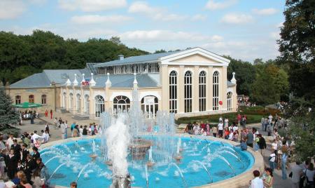 Фонтан у входа в лечебный парк г. Ессентуки